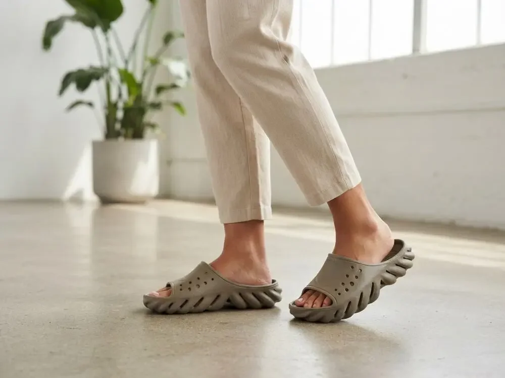Crocs Echo Slide Sandals Unisex Size M6 W8 Beige Lightweight Comfort Pre-Owned